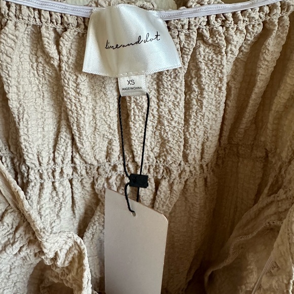 LINE AND DOT Cropped Top. Ruffles and Ruching with long sleeves. - Picture 5 of 11